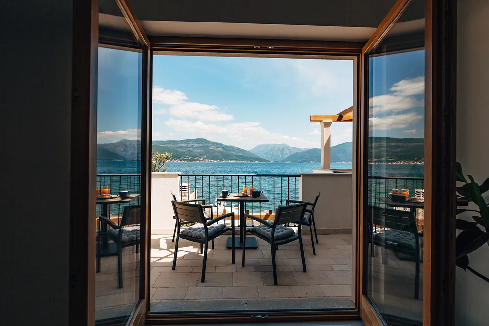 Terraza de apartamento con vista al mar en una comunidad cerrada de Playa Dorada