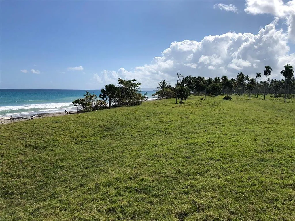 Lote frente al mar al atardecer en la Costa de Ámbar de Puerto Plata